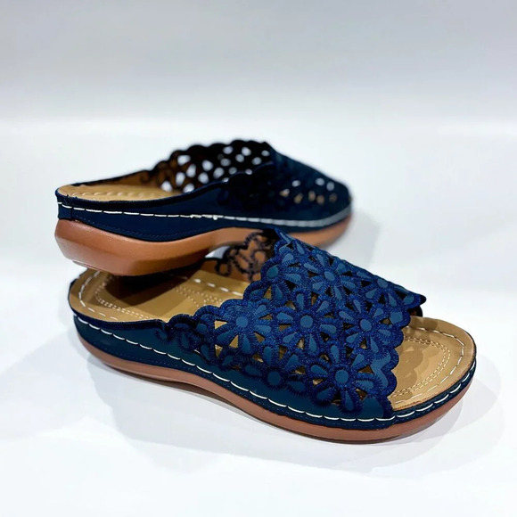 Beige sandals with navy floral  lace - Picture 4 of 8